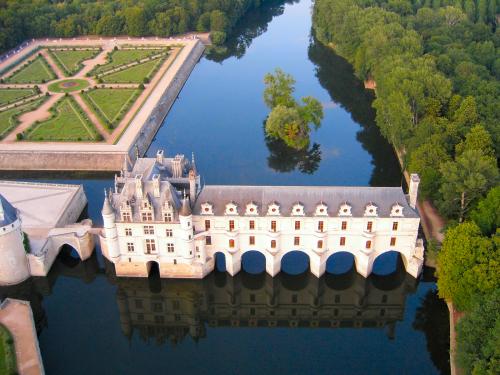 Floating over to Chenonceau chateau in the balloon.