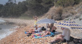 putting up the parasols on the beach at Cassis