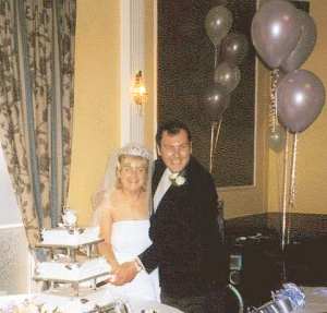 Helen and Terry cutting the cake