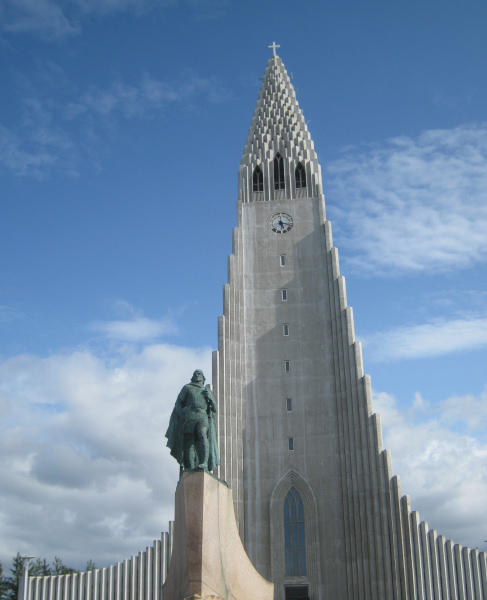 Hallgrimskirkja Church and Leif Eiriksson staute, Reykjavik