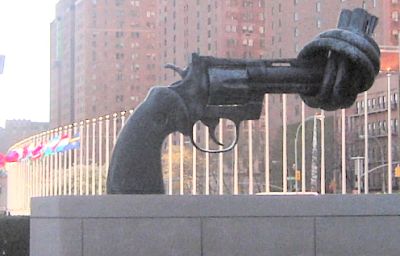 "non violence" sculpture at the UN Headquarters New York 