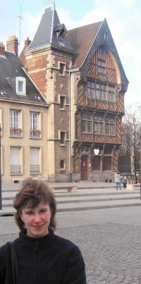 Fiona outside the Amiens cathedral