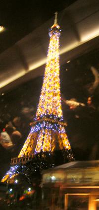 The Eiffel Towerr lit up at night
