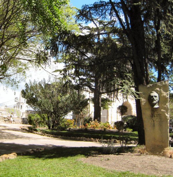 statue of Van Gogh in Arles