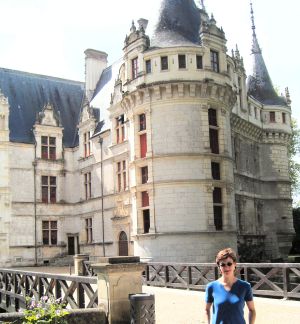 Fiona at the Azay-le-Rideau chateau