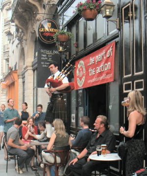 Ewan, the Paris piper