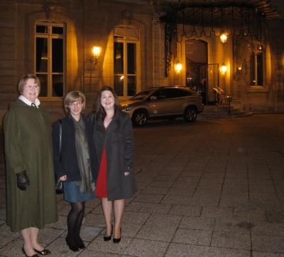 Katie, Nicola and I arrive at 33 rue du Faubourg Saint Honore, Paris