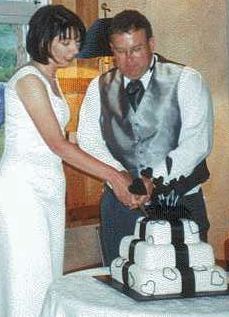 cuuting the cake
