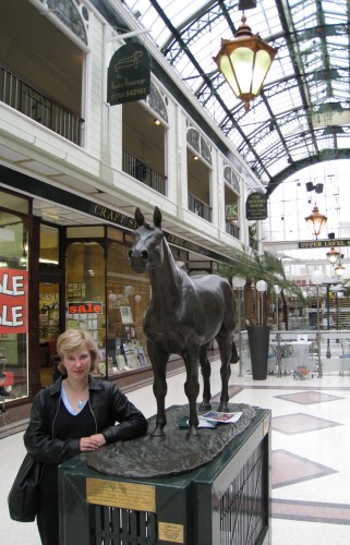Red Rum statue at Southport