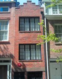 in Bedford Street is the narrowest house in New York